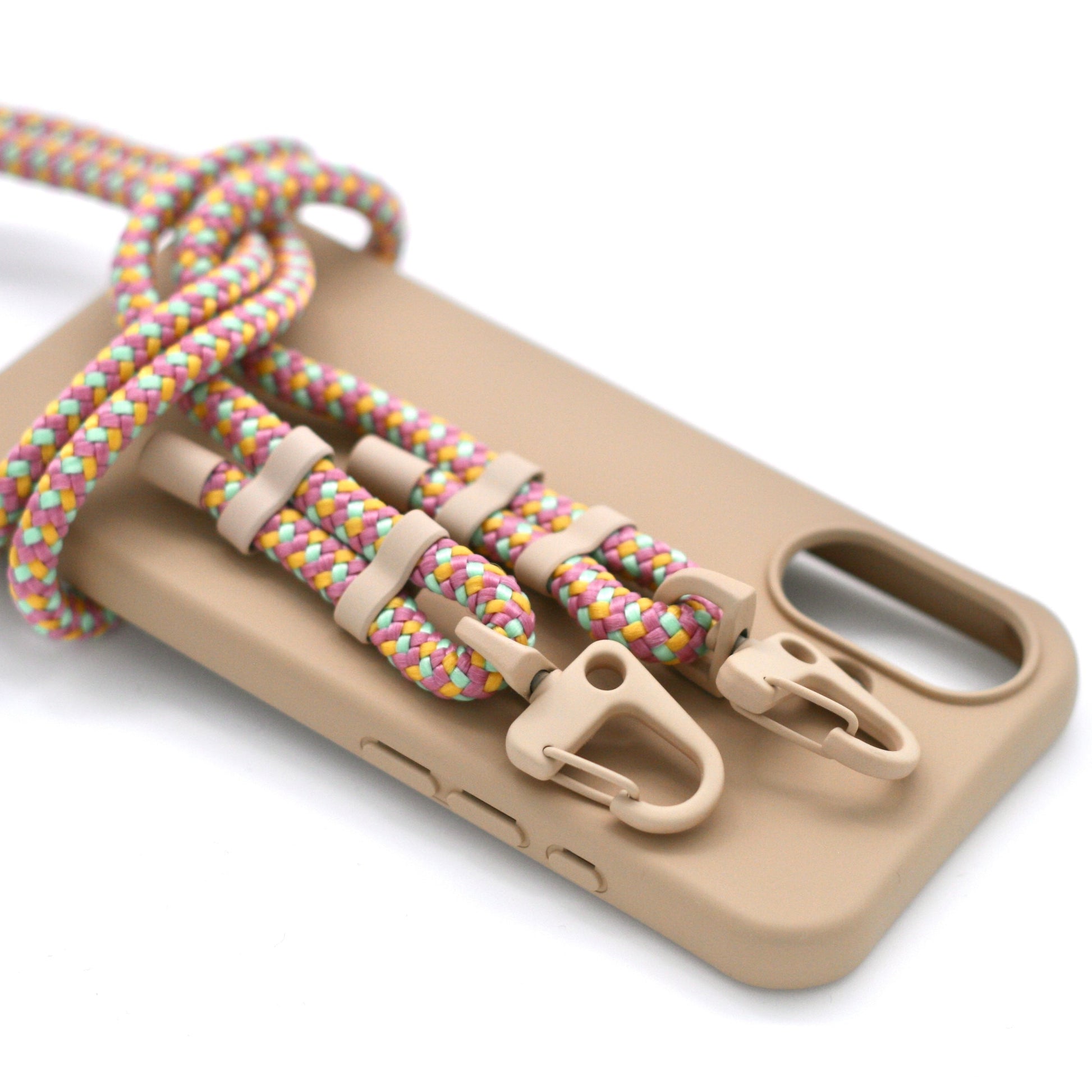 Handyhülle in nude mit abnehmbarer Kette mit nude farbenen karabiner