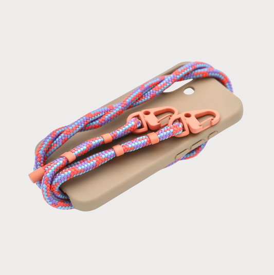 Handyhülle in nude mit abnehmerbarer Kette und Karabinerverschluss in Orange und bunt