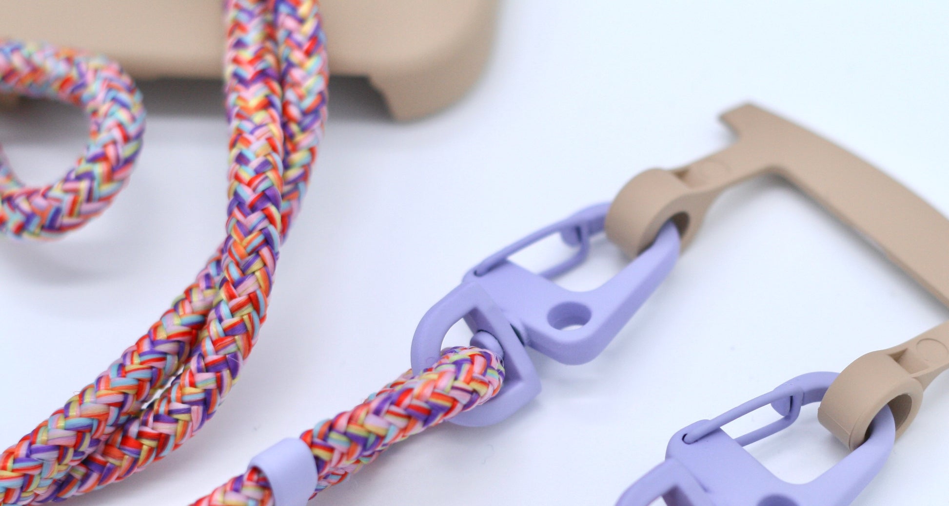 Handykette mit Karabiner in Lila und bunter kordel